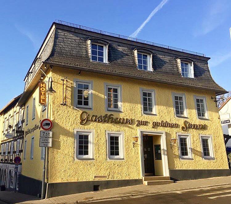 Hotel Zur Goldenen Sonne Usingen Bagian luar foto